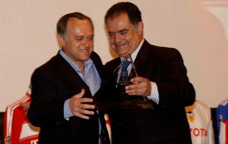 Image El alcalde entrega a Miguel Pardeza el premio al Deportista de Oro onubense en la XXV Gala del Deporte de Huelva