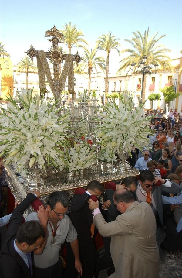 Imagen Fe, devoción, sentimiento, alegría y orgullo en las Fiestas de la Santa Cruz de la Calle Sevilla