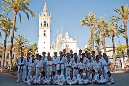 Image Numerosos niños participan en una exhibición de taekwondo en la plaza de España