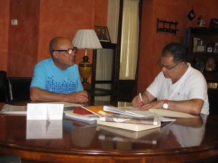 Image El alcalde firma un convenio de colaboración con la Hermandad Sacramental