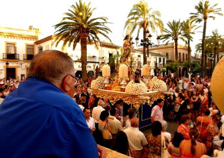 Image La procesión de María Auxiliadora reúne en La Palma a cientos de devotos de numerosos puntos de Andalucía