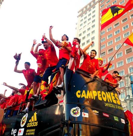 Imagen Fiesta del Agua en la Plaza de España para celebrar la final de la Eurocopa 2012