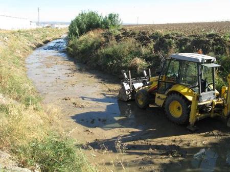 Image El Ayuntamiento acomete la limpieza del canal de pluviales por los tramos de mayor riesgo