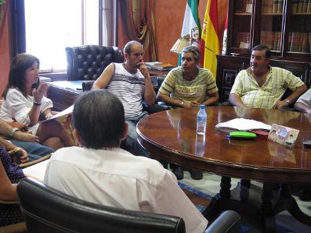 Image La Concejala de Sanidad, Rosa Arteaga, se reúne con los jubilados que disfrutan de los huertos de ocios para pensionistas