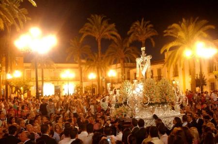 Image La Palma abraza a la Santa Cruz de la Calle Cabo durante la procesión extraordinaria por el 25 Aniversario de sus Reglas