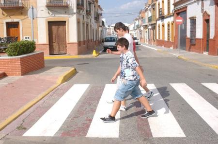 Image El Ayuntamiento renueva los pasos de peatones con pintura reflectante que potencia su visibilidad