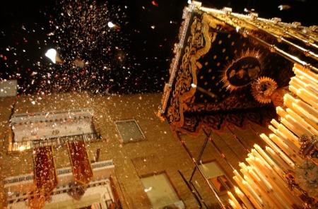Image Lluvia de pétalos para la Virgen de los Dolores en la procesión por su 50 aniversario