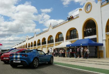 Image El circuito Monteblanco ofrece a los aficionados conducir deportivos y cursos de conducción