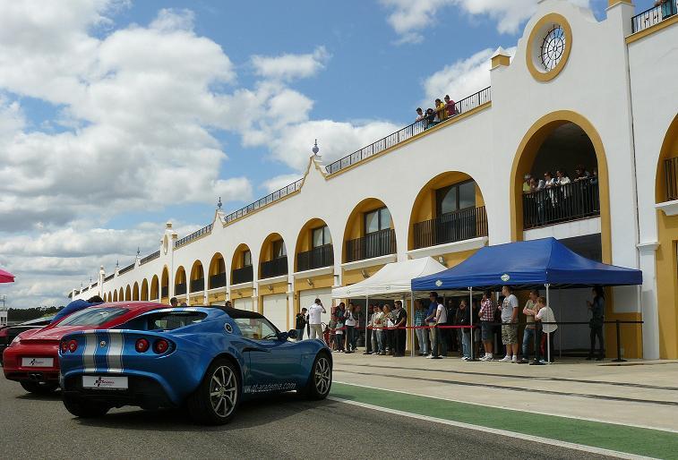 Imagen El circuito Monteblanco ofrece a los aficionados conducir deportivos y cursos de conducción