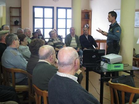 Image La Guardia Civil imparte una charla con consejos preventivos de seguridad a personas mayores
