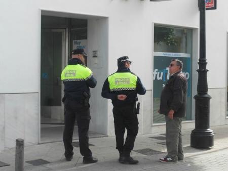 Imagen La Policía Local detiene a 4 jóvenes que robaban a mayores en la puerta de los bancos con el pretexto de pedir ayuda para personas con...