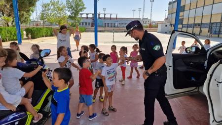 Imagen La policía local visita la Escuela Municipal de Verano