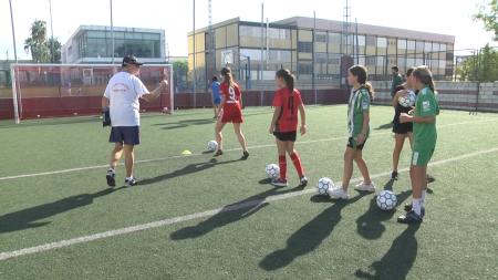 Imagen Nace la Escuela Municipal de Fútbol Femenino.