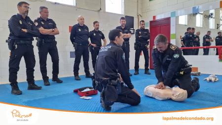 Image La policía local actualiza su formación sobre el uso del desfibrilador y el control de hermorragias