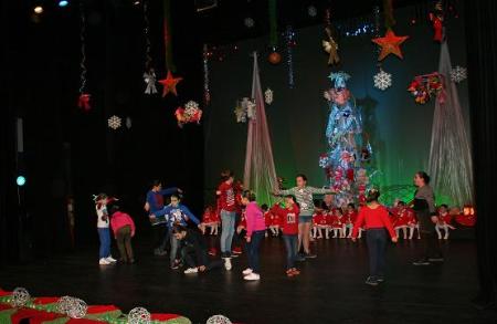 Imagen Cien niños y jóvenes participan en la Exhibición de Navidad del Taller Municipal de Danza