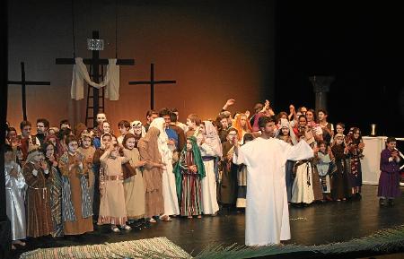 Image Sesenta actores escenifican en el Teatro España 'La pasión de Jesucristo'