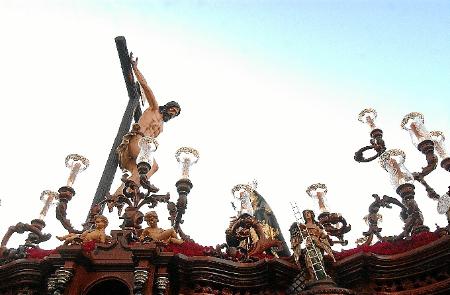 Image El cielo se abre en La Palma y permite al Cristo del Perdón hacer su estación de penitencia