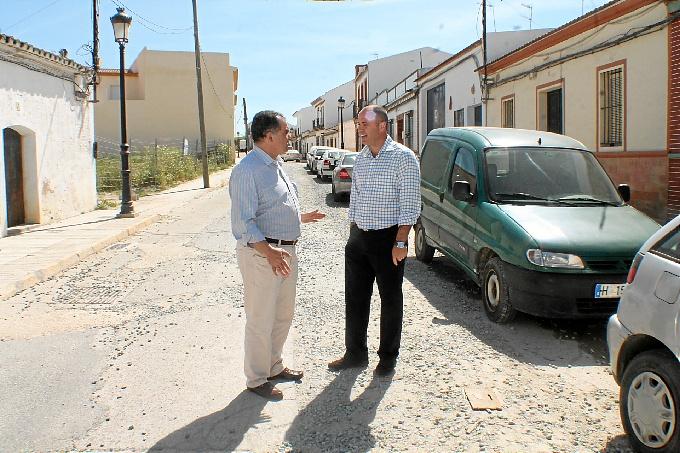 Imagen Las obras de la calle Hinojos culminarán en unas jornadas con el asfaltado de la vía