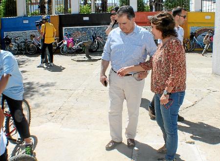 Image El alcalde subraya su compromiso con la educación tras visitar las obras acometidas por el Ayuntamiento en el colegio público Manuel Siurot