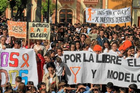 Image Cientos de personas toman la plaza de España para protestar contra la política de conciertos educativos de la Junta