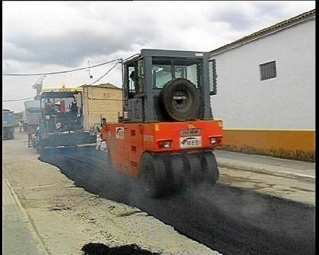 Image El asfaltado de la calzada pone punto y final a las obras de la calle Hinojos