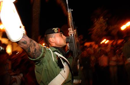 Imagen La Santa Cruz de la Calle Sevilla inicia sus fiestas con un recibimiento multitudinario a la Banda de la Brigada Paracaidista
