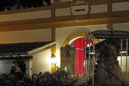 Image Larga y emotiva visita de la Virgen del Rocío a la Hermandad de La Palma en su procesión