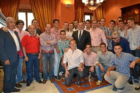 Image El alcalde recibe a La Palma CF y felicita a los integrantes del club por el brillante ascenso a Tercera División