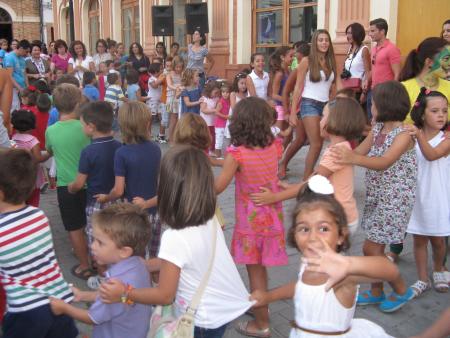 Imagen Gran ambiente infantil en la Plaza de España con los juegos del curso de animación sociocultural