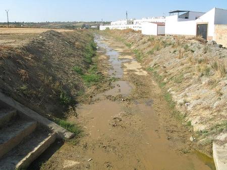 Imagen El canal de aguas pluviales limpio para prevenir inundaciones