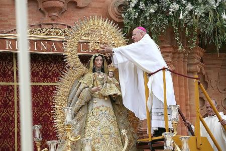 Image El obispo de Huelva corona en La Palma a la Virgen del Valle en un solemne acto seguido por miles de personas en la plaza de España
