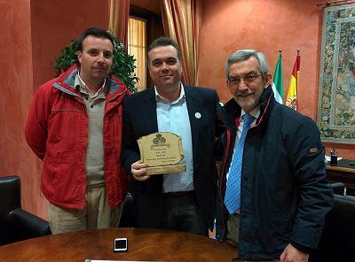 Imagen El ayuntamiento recibe el premio “Gracias” de la Asociación Luís Felipe de Huelva