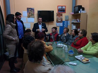 Image El alcalde, Manuel García, visita la asociación de viudas