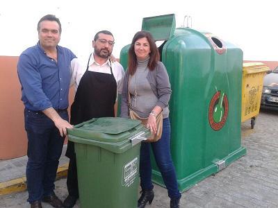 Imagen El Ayuntamiento reparte 60 contenedores para residuos de vidrios en los bares de la localidad