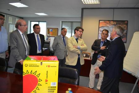 Image El director de la Oficina Económica de la Presidencia del Gobierno, Álvaro Nadal, visita la empresa Smurfit Kappa